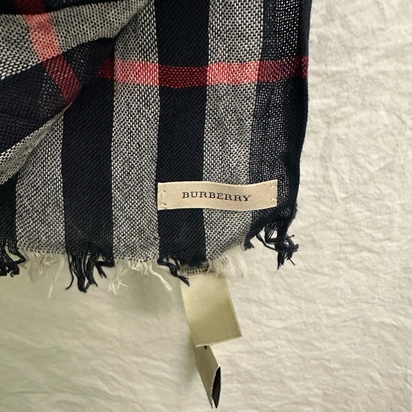 NWT!! BURBERRY NAVY CHECK FINE MERINO WOOL SCARF MADE IN SCOTLAND - Picture 2 of 6